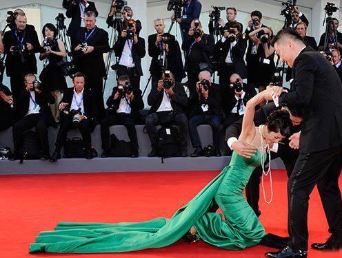 終於有一位中國女星「紅毯出名」 男星表情成亮點 網友大罵丟人！