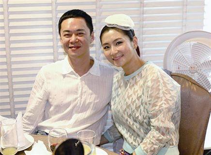 好景不长,selina任家萱和丈夫张承中先后在脸书上发文宣布离婚.