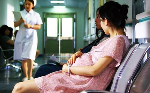 孕婦順產生下孩子後，突然大喊肚子疼，醫生再次檢查後嚇壞了
