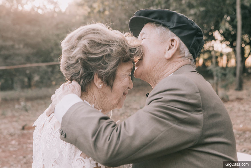 當年太窮沒能拍婚紗照！結婚60年爺爺奶奶終於補拍，幾十年「每天儀式」暖哭網友