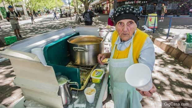 91歲阿嬤30多年來每天「免費煮菜給流浪者」，即使「被車撞倒」也堅持着讓所有人都哭慘了...