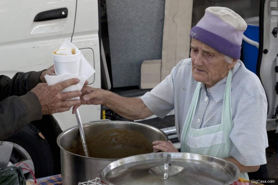 91歲阿嬤30多年來每天「免費煮菜給流浪者」，即使「被車撞倒」也堅持着讓所有人都哭慘了...