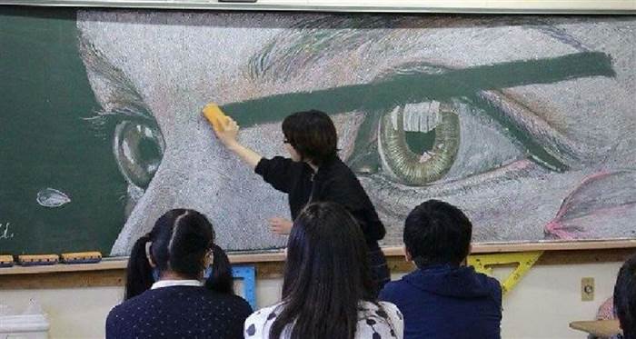 天才學生“用粉筆畫出神作”震撼全球，老師狠心“把大家的心都擦碎了”，太浪費了！