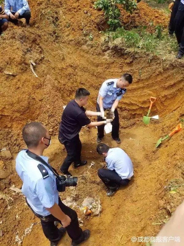 警方挖出一堆骸骨。