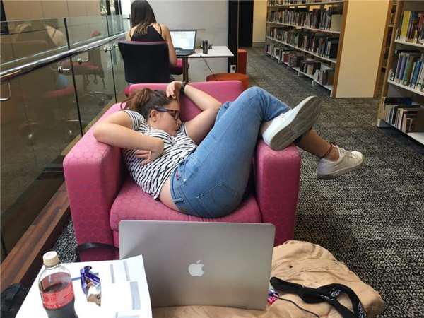 女學生在圖書館的銷魂睡姿被損友出賣後，一夕之間被惡搞大神P成了網紅！