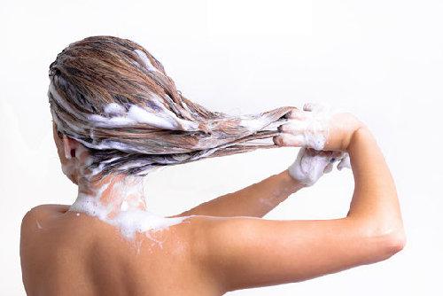 晚上洗頭髮和早晨洗頭髮，哪個危害更大？多長時間洗一次靠譜？