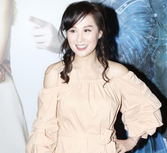 TVB女明星在路邊攤挑選衣服，一身休閒裝和素顏臉不會耍大牌！