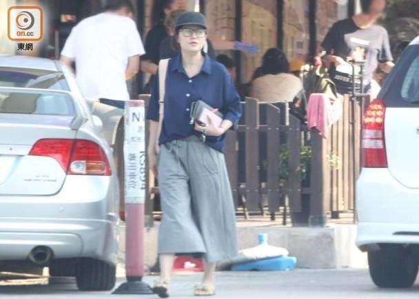 TVB女明星在路邊攤挑選衣服，一身休閒裝和素顏臉不會耍大牌！