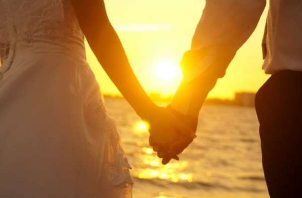 一個45歲男人娶了30歲嬌妻，這段故事讓人再次「相信愛情」！