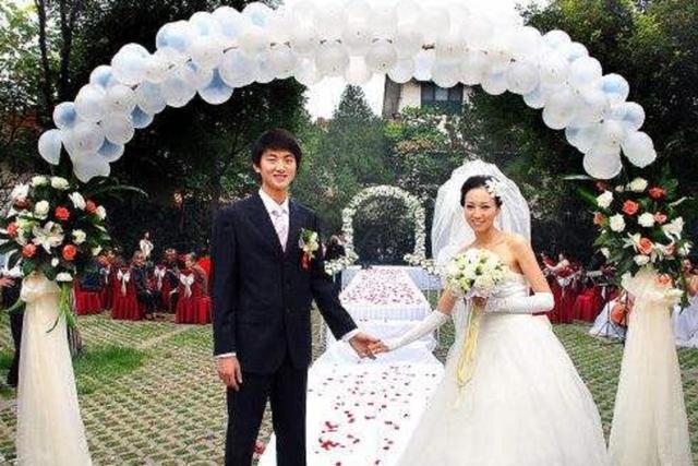 結婚小姑子逼我交出工資卡，我氣得脫下婚紗就走，婆婆的話我笑了