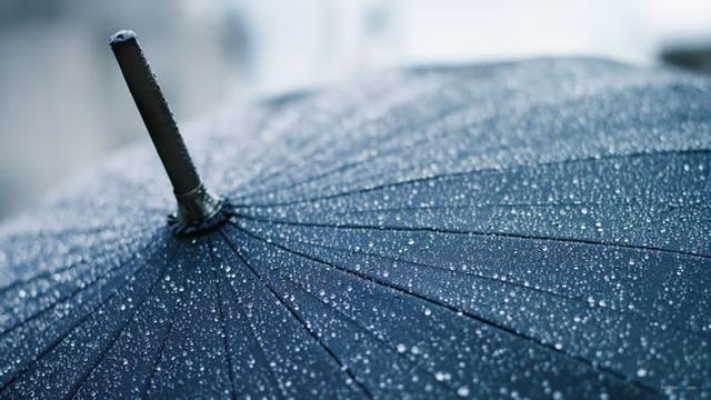 <a>暴雨中</a>，<a>小司機讓老婦搭車</a >，<a>老婆婆落下的一把舊雨傘救了自己一命</a>