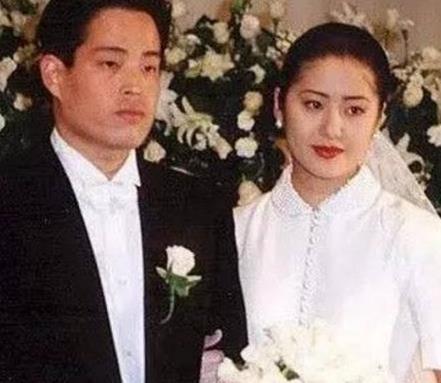 24歲嫁入豪門被瞧不起，32歲離婚遭夫家封殺，47歲身價上億