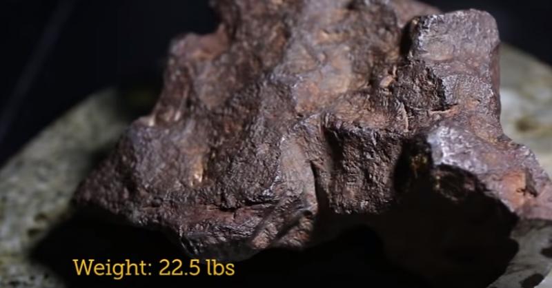 用了30年的「擋門石」竟然是珍稀隕石，價值估計高達300萬台幣，讓不識貨的農場主人又驚又喜！