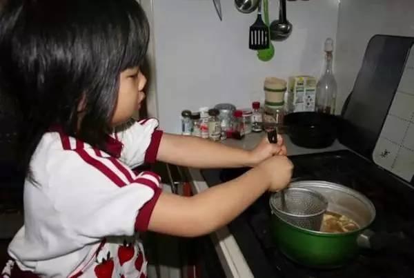 逼4歲女兒拿刀做菜，洗衣掃地，是她離世前給女兒最好的禮物