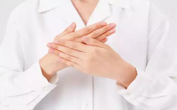 手指發麻的人一定要注意，可能是「血液淤堵」或者「中風前兆」，教你3種按摩法救命