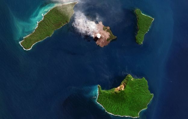 喀拉喀托火山今年8月的衛星照。翻攝BBC