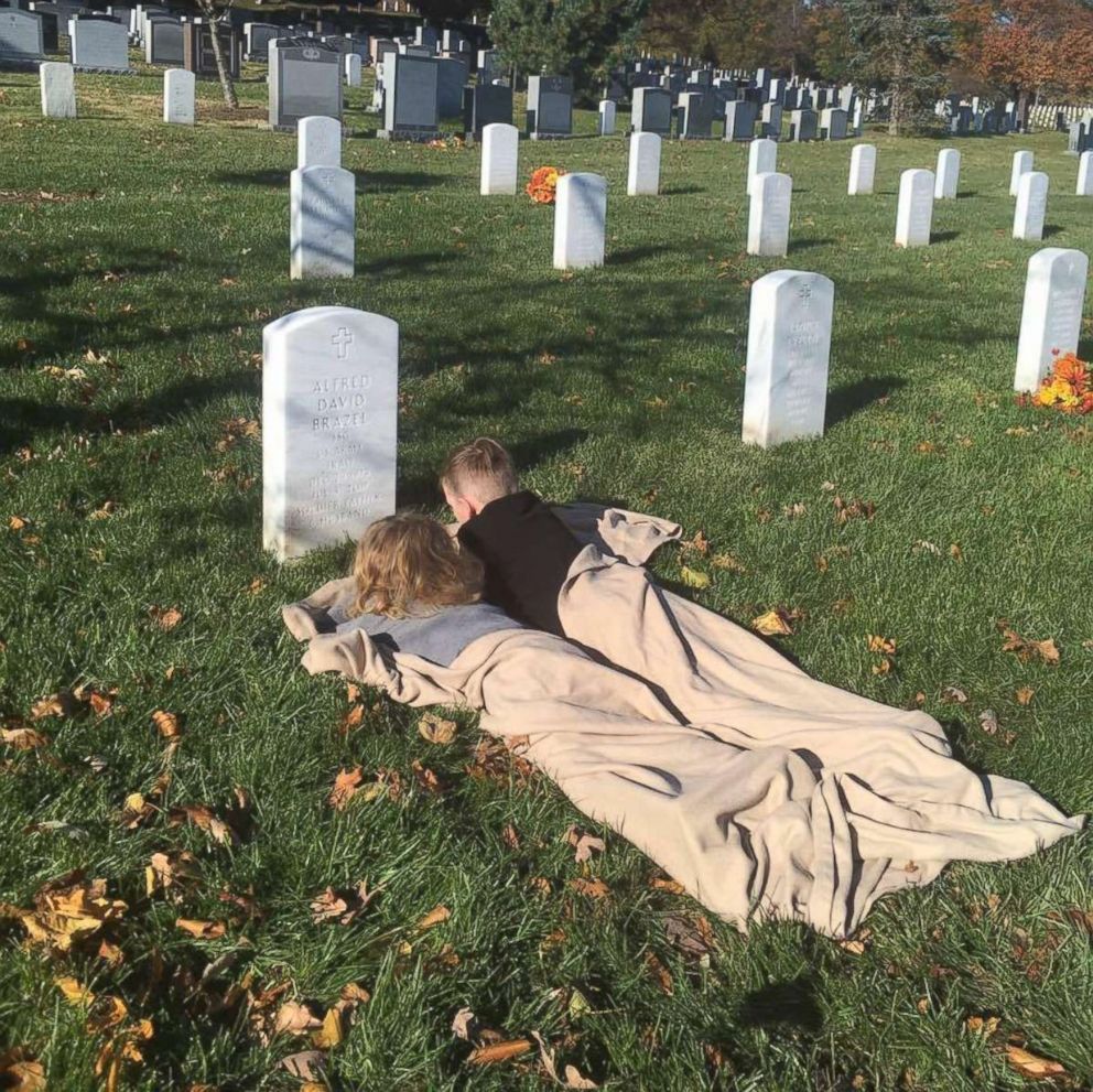 爸爸罹癌去世后「2名小男孩第一次去坟墓探访」,接著妈妈就看到这一幕