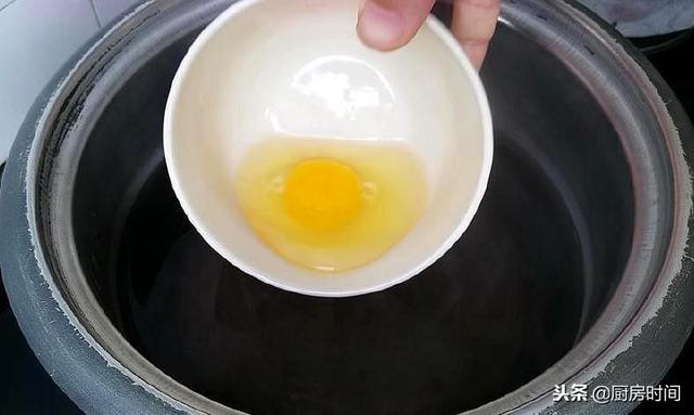 真正煮荷包蛋的方法來了，不需要勺子，一個小動作搞定，快來看看