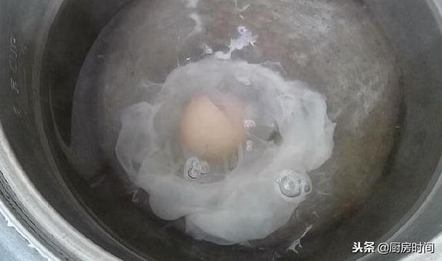 真正煮荷包蛋的方法來了，不需要勺子，一個小動作搞定，快來看看
