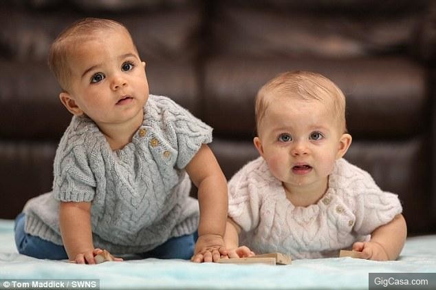 所有人都好奇這對雙胞胎的模樣，直到雙胞胎的父母出現才恍然大悟