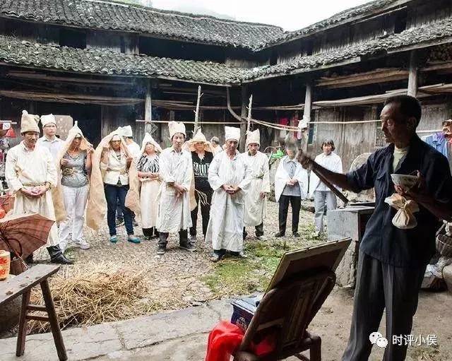 父親燒掉女兒大學錄取書，被恨20年，去世後女兒整理遺物時淚流滿面