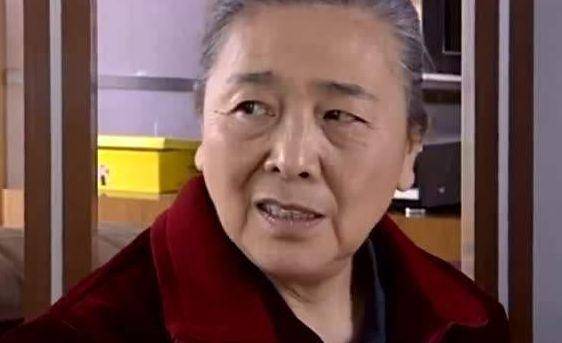 小三難產，男子求妻子撫養他的私生子，多年後門口來了豪車