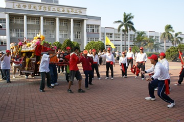 高雄校園鬧厲鬼！媽祖衝進校園和鬼王談判！談判破裂媽祖只能給鬼王來硬的！