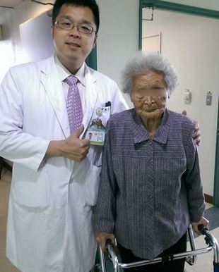 彰化陳醫生為85嵗阿嫲開刀，但被健保署刪醫療費!! 醫生「這麼回應」，網狂讚：「太霸氣了，這才是良醫」！