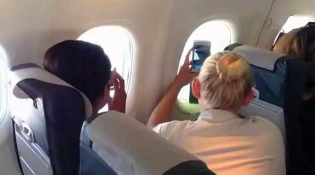 女子搭乘飛機時準備拍照，接下來看到的一幕讓她心驚不已！