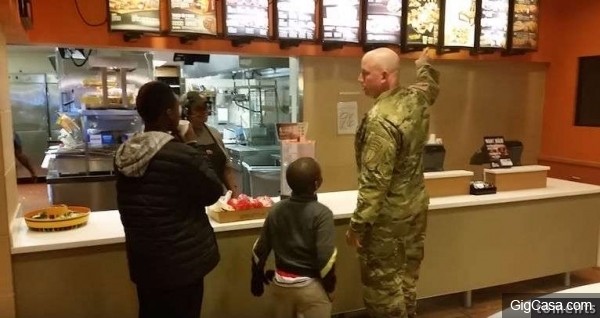 這位軍官到速食店點餐完準備付帳時，發現身後站着兩個又濕又冷的孩子，這名軍官竟對他們...下一秒連店員都傻眼了！