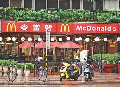 孩子在麥當勞偷東西後，媽媽只問了他4句話，網贊爆：臺灣的教育太棒了！連店經理都感謝媽媽