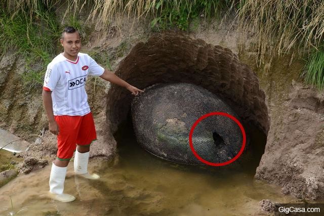 男子意外在河邊發現一顆黑色巨石，挖出來後讓考古學家震撼不已！