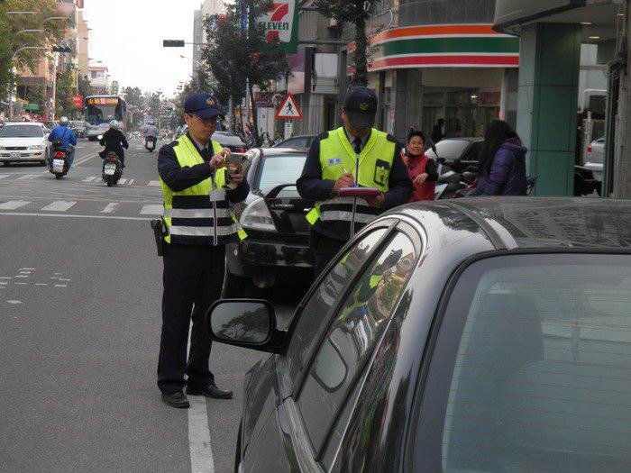 如果員警正對你停在路邊的車拍照，千萬別吵架，你只需要這樣做