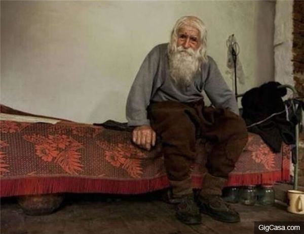 這位99歲老先生是個乞丐，但他每天除了乞討竟然還做【這種事】，震驚了全世界！