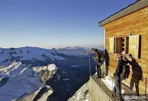 阿爾卑斯山上竟出現「神秘小黑點」！登山者費盡心力爬上去發現竟然是...讓人嚇到說不出話來！
