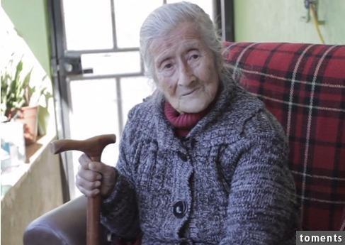 91歲阿媽跌倒送醫院，醫生竟說：「你肚子有孩子！」聽完後她非常生氣開始罵人！結果醫生給她看X光片，她居然又開始哭了！原因