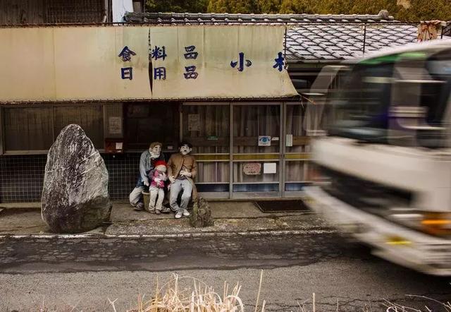 日本老人縫製270個稻草人代替離開的村民，沒有填滿老人的孤獨卻吸引了遊客...