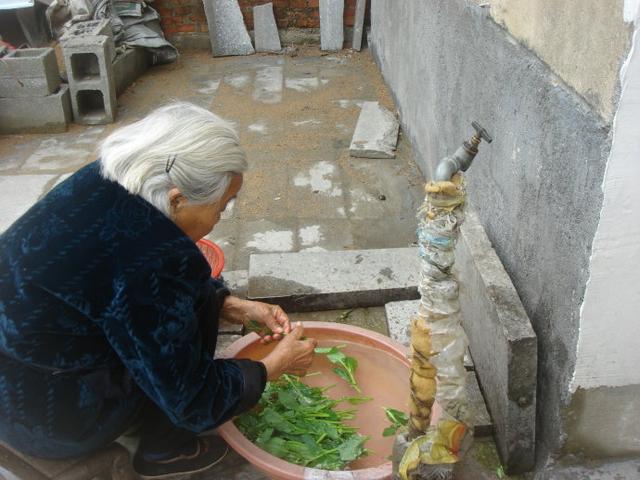 母親來做客婆婆不做飯，臨走她依禮送個紅包，拆開母親含淚回電話