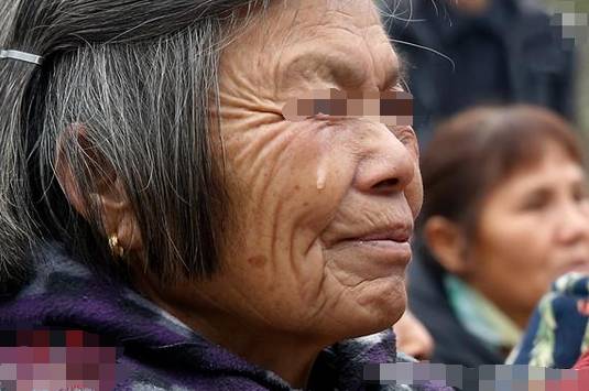 岳母帶女兒一年，我孝敬她兩萬，回家給女兒換衣服時愣了