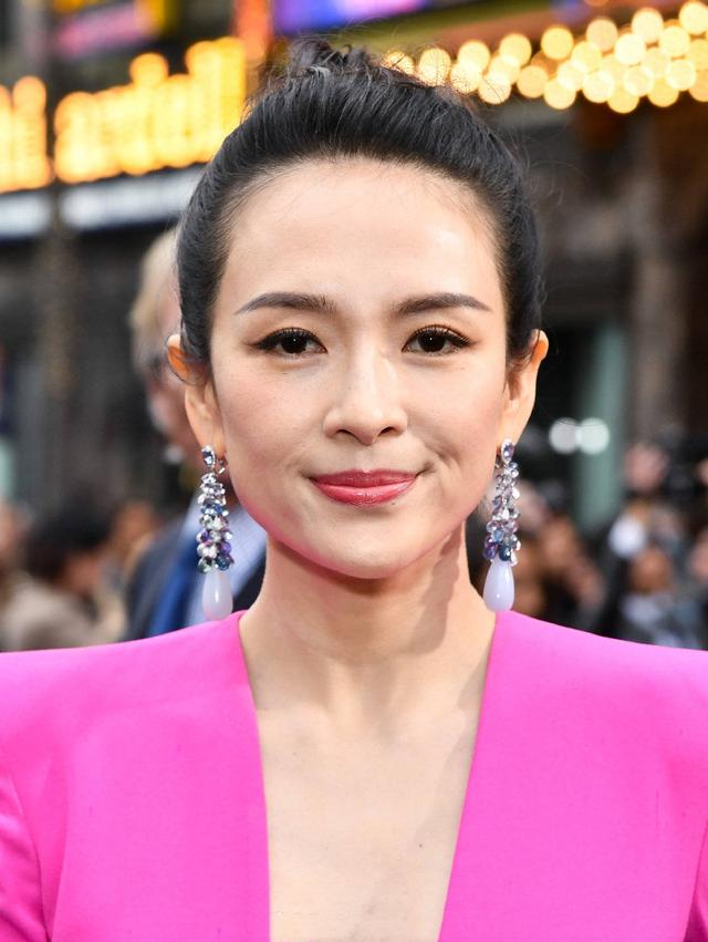 章子怡亮相首映禮，一襲玫紅色魚尾裙閃耀驚艷，40歲美得太高調！