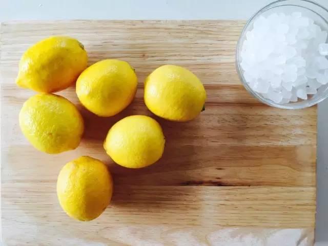 把「檸檬十字體切開」再灑上一點鹽，放在廚房中，隔天你就會發現驚喜的效果！