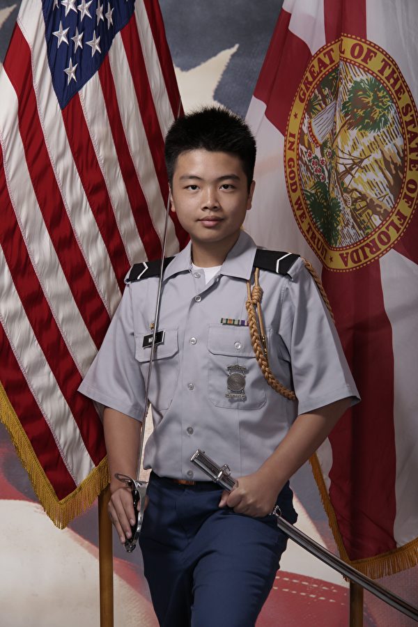 15歲華裔小英雄「肉身擋子彈叫同學先逃」，白宮最高榮譽厚葬「連西點軍校都為他破例」！ 