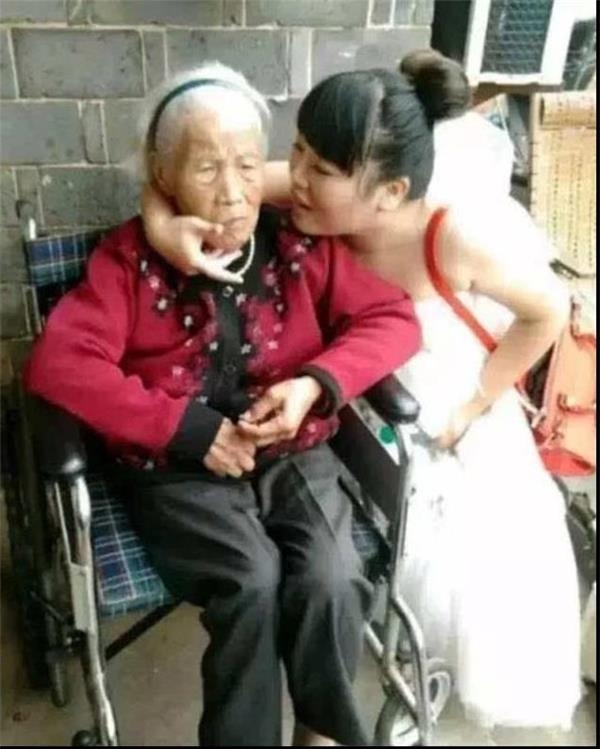 這位女孩「幫98歲老人洗澡」後po出一組照片！竟讓所有「當子女的人」淚崩喊：對不起！