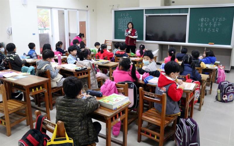 數學85分卻倒數第2，小5生考卷被蓋「藍色兔兔章」，媽媽一看驚覺「台灣教育出問題」：小學生心很累！