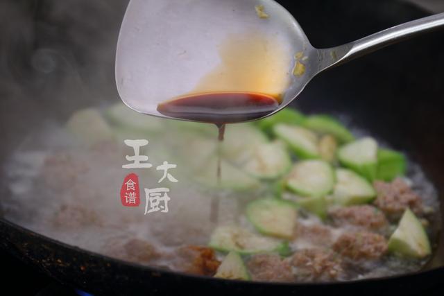 家常絲瓜肉丸湯，鮮美入味，營養價值高，做法還很簡單