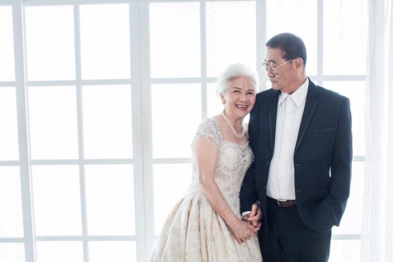 80歲的婚紗照！白髮奶奶「笑容超有感染力」電暈一眾網友：像女皇！