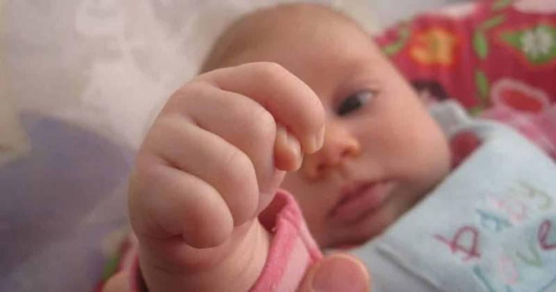 「嬰語大揭秘」寶寶的肢體語言，家長們一定要讀懂