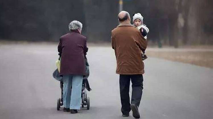 一位老人在兒女家帶孫子感言,太有感觸了帶不帶孫都要看!