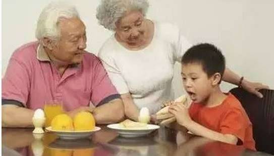 一位老人在兒女家帶孫子感言,太有感觸了帶不帶孫都要看!