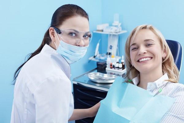 資深牙醫的良心告白，能做假牙就不要植牙！